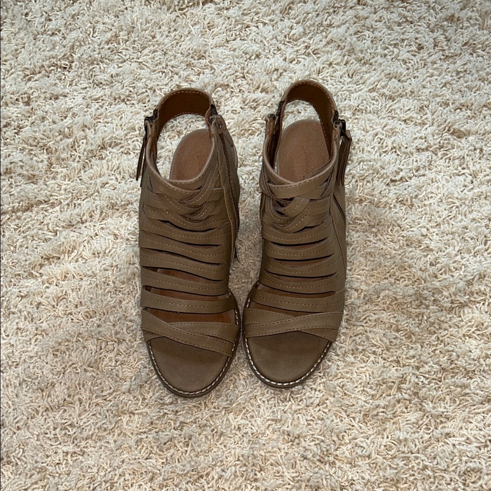 Universal Thread Tan Strappy Sandals